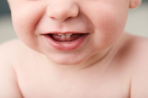Quá trình mọc răng thường bắt đầu khi trẻ 6 tháng và hoàn tất khi trẻ 2-2,5 tuổi