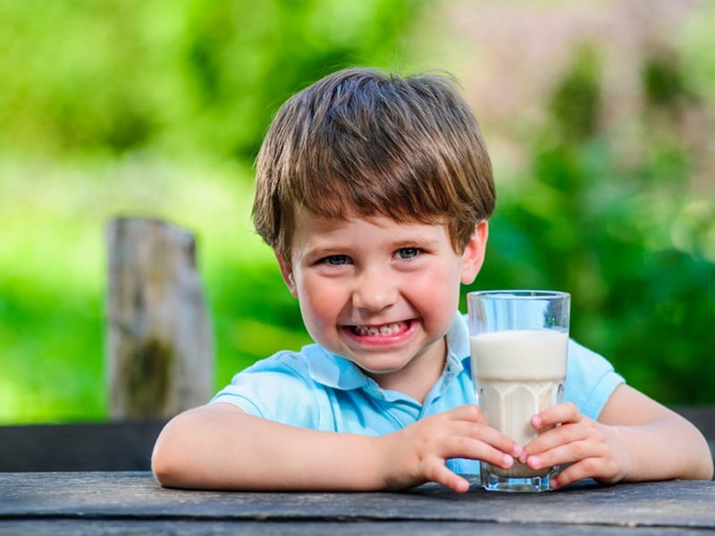 Lưu ý gì khi cho trẻ uống sữa