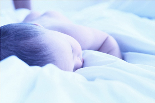 trẻ sơ sinh 10 tuần tuổi ngủ