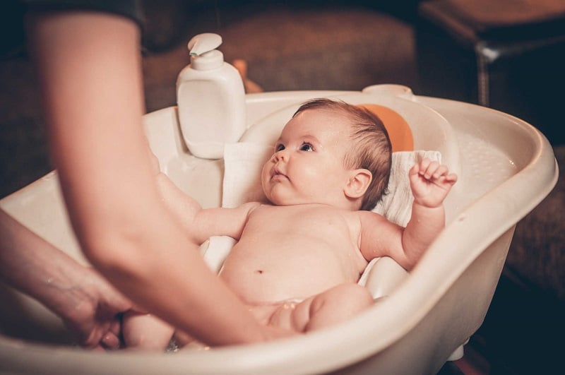 Cách tắm trong bồn tắm cho bé 6 tháng tuổi 