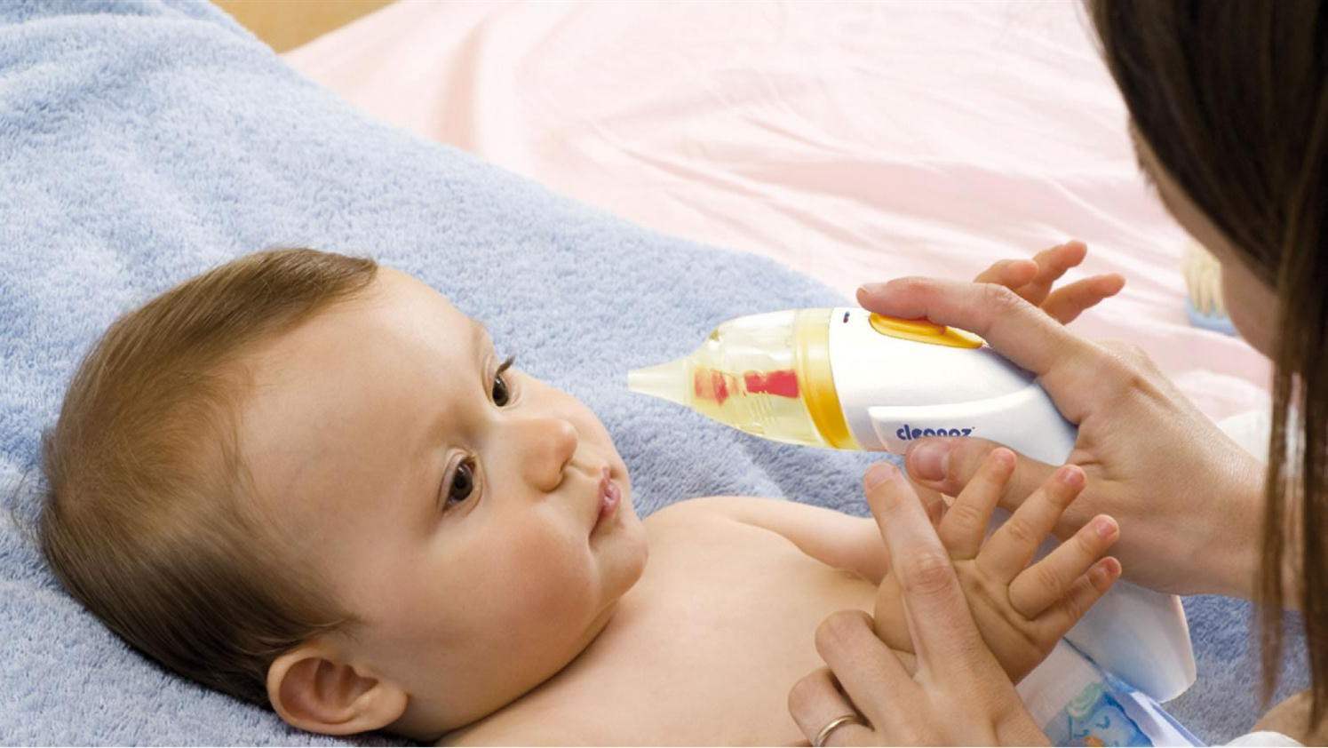Vệ sinh mũi thường xuyên để bé để loại bỏ vi khuẩn và giúp bé dễ thở hơn