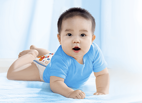 Em bé mặc tã dán Huggies