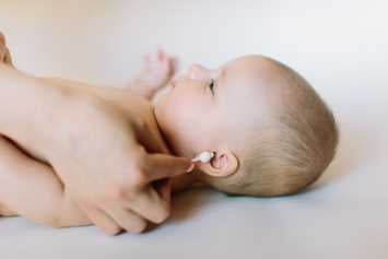 Cách lấy ráy tai cho trẻ sơ sinh và trẻ nhỏ
