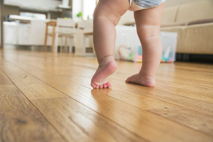 Những vấn đề thường gặp ở chân khi trẻ tập đi 