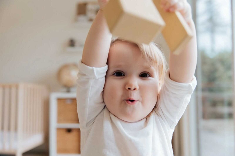 Bé 1 tuổi luôn cố gắng giao tiếp với bạn bằng cử chỉ và hành động