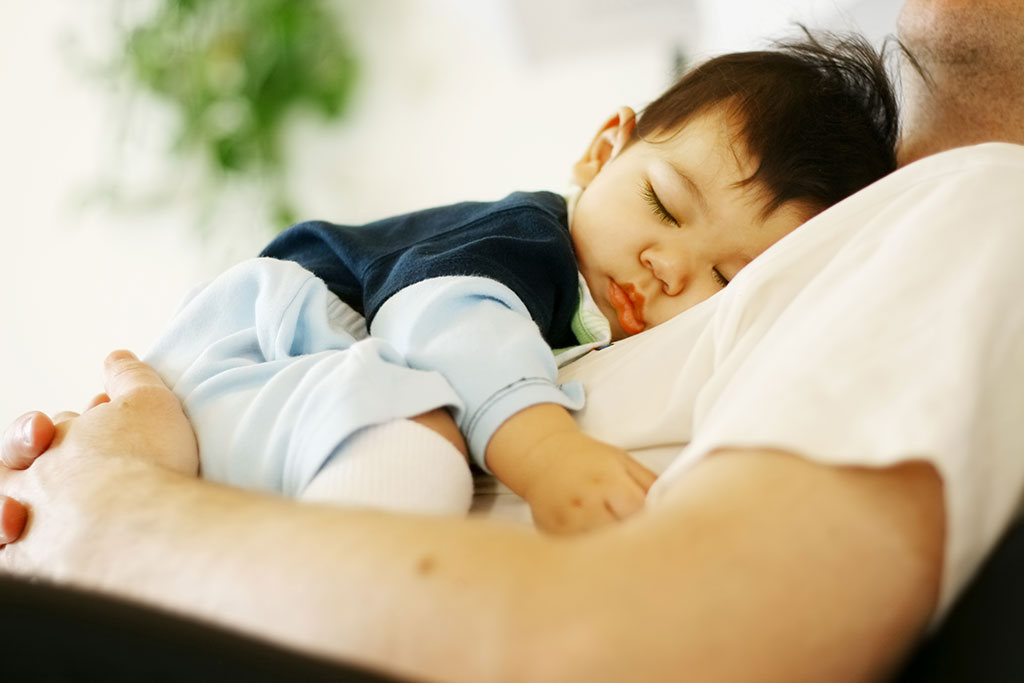 Tìm hiểu về giấc ngủ của bé tập đi