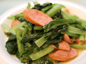 Cải bó xôi xào xúc xích Cải bó xôi xào xúc xích