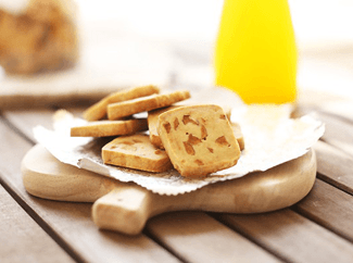 Món ăn cho bé: Bánh quy trộn với nước cam, táo, lê hấp, và váng sữa
