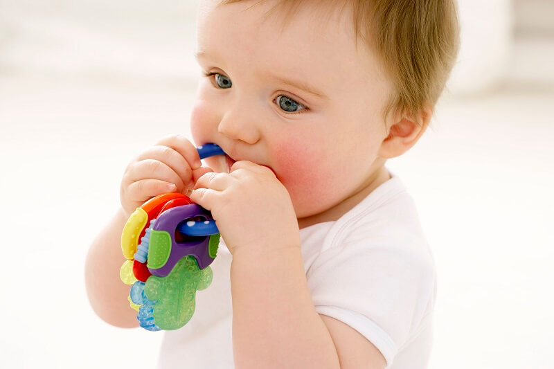 Đồ chơi ngậm nướu thích hợp cho trẻ 4 đến 6 tháng tuổi