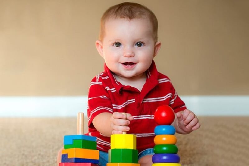 Bé từ 7 đến 12 tháng tuổi bắt đầu biết chơi đồ chơi thông minh