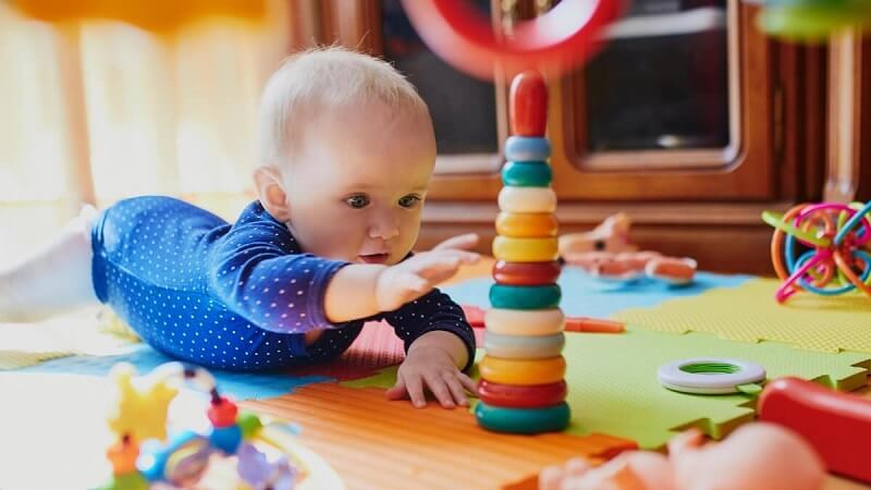 Thông qua đồ chơi cho bé sơ sinh, mẹ có thể giúp con phát triển các giác quan của mình