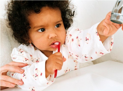  Vệ sinh răng miệng cho trẻ sơ sinh và trẻ tập đi