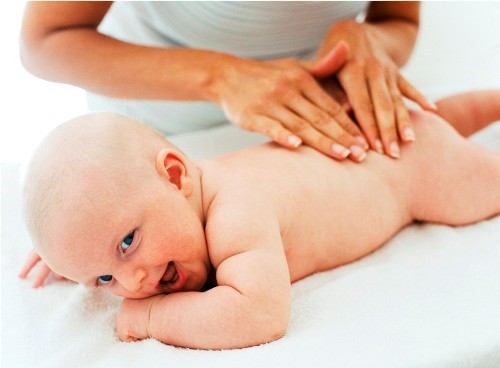 mẹ mát xa cho trẻ sơ sinh