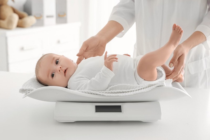  Cân nặng trẻ sơ sinh tháng đầu sẽ dao động trong khoảng 3,2 - 3,8 kg