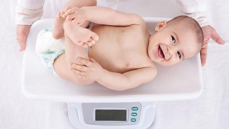 bé chậm tăng cân phải làm sao