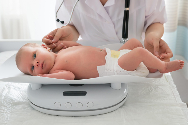 Cách đo cân nặng trẻ sơ sinh