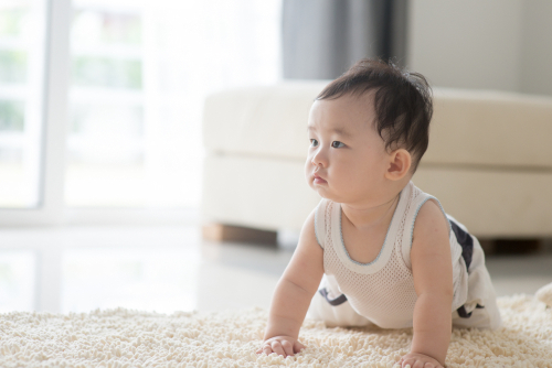 Có nhiều yếu tố ảnh hưởng đến thời gian trẻ biết bò