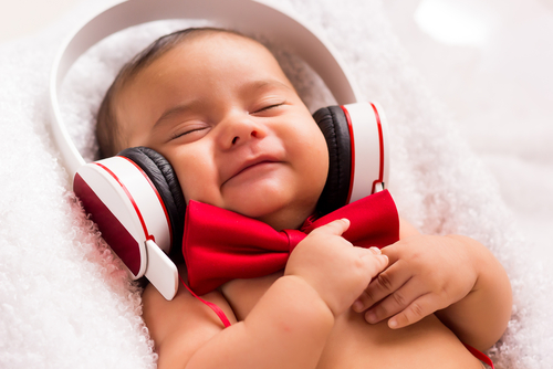Âm nhạc mang lại rất nhiều lợi ích cho trẻ sơ sinh và trẻ nhỏ