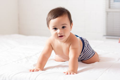 Bé 9 tháng tuổi chưa biết bò