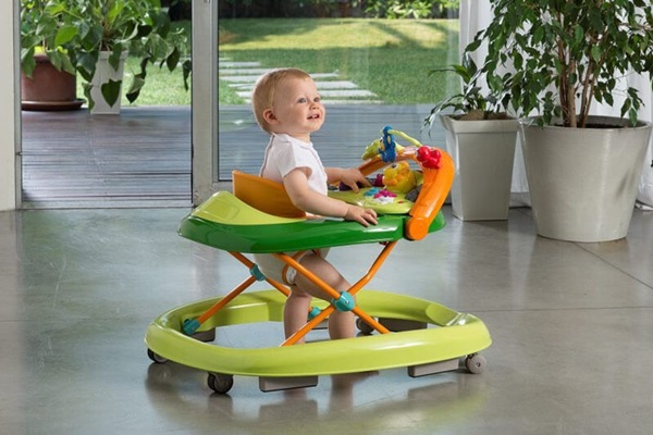 Hiểu đúng về tác dụng thực sự của xe tập đi em bé