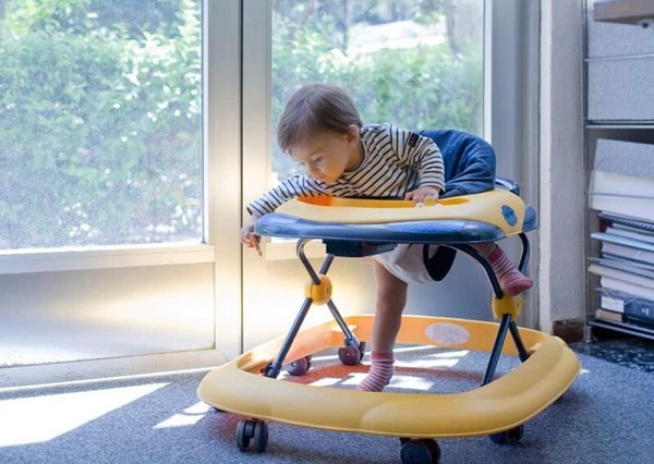 Xe tập đi như một dụng cụ hỗ trợ để giúp bé có những bước đi nhanh và cứng cáp hơn