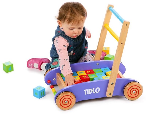Ba mẹ có thể chọn mua xe tập đi có tích hợp đồ chơi, hộp nhạc 