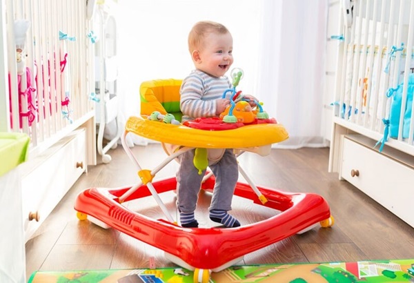 Xe tập đi tròn cho bé có thiết kế như chiếc cũi bảo vệ trẻ với đệm ngồi ở giữa chắc chắn