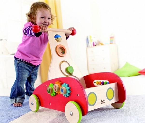 Xe tập đi bằng gỗ thích hợp với bé từ 10 tháng tuổi trở lên