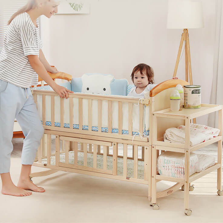 Nôi cho trẻ sơ sinh được làm bằng gỗ nặng nề và khó di duyể