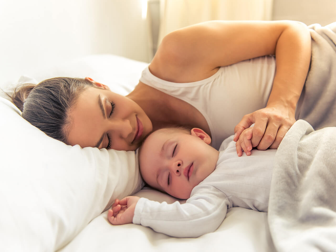 Có nên để em bé ngủ với cha mẹ