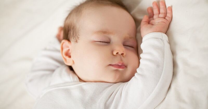 trẻ sơ sinh ngủ ít