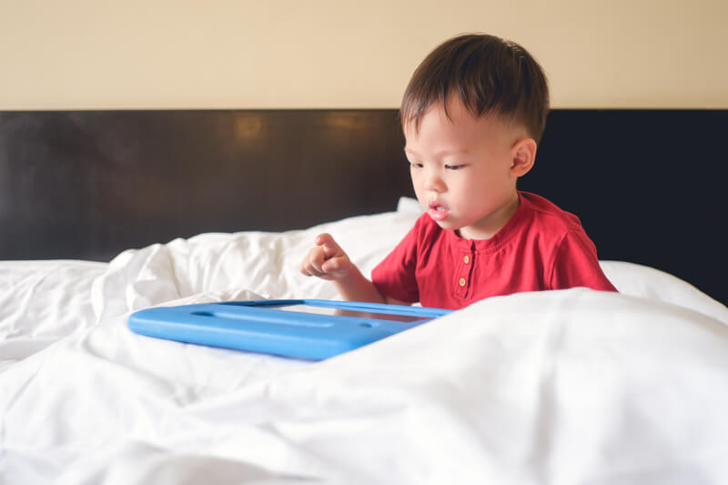 trẻ tự kỷ chơi một mình