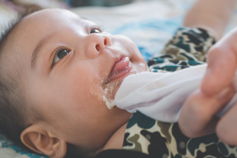 mẹo hạn chế nôn trớ ở trẻ