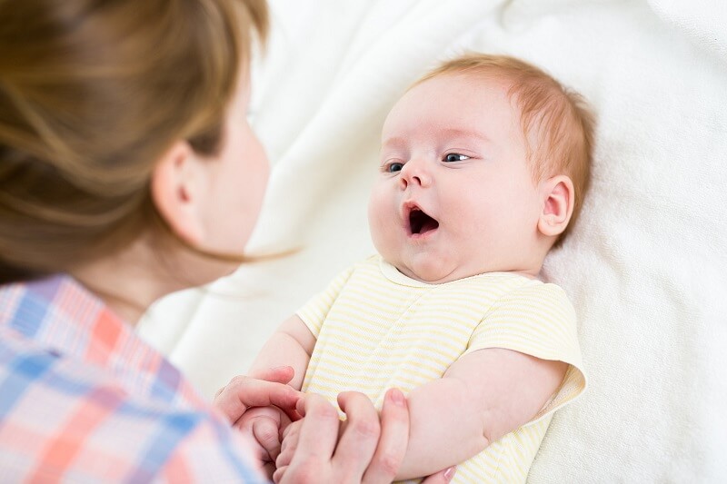 Hành động hào hứng của bố mẹ giúp trẻ tập nói