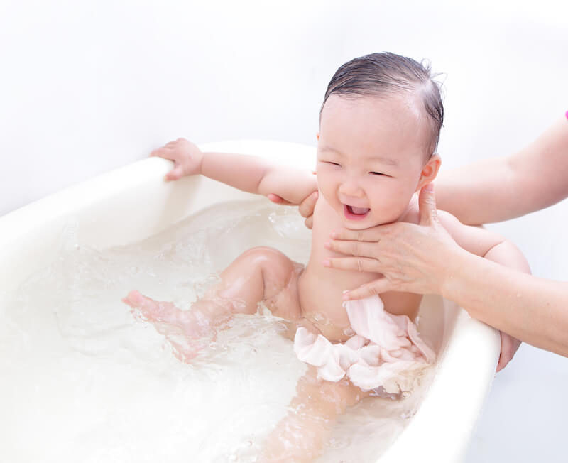 Cách tắm cho trẻ sơ sinh đúng cách | Huggies