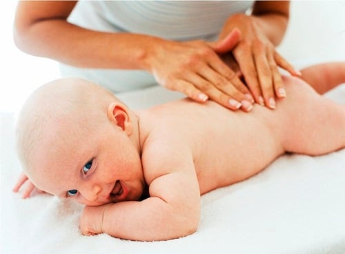 Công dụng khi massage cho bé sơ sinh