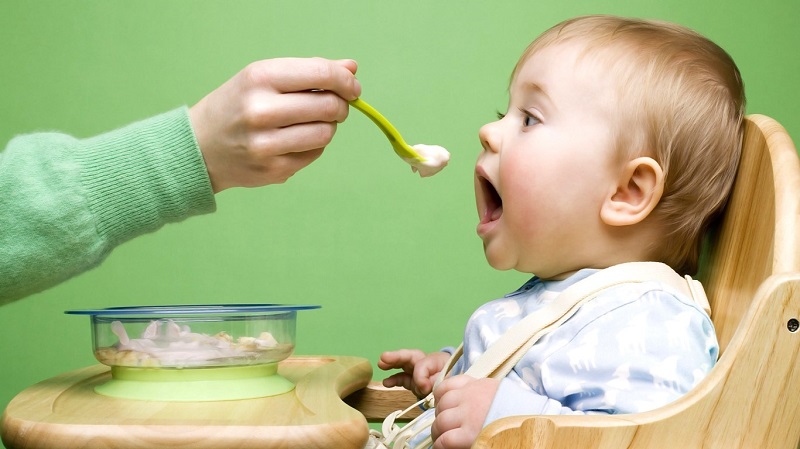 Bố mẹ nên bổ sung kẽm cho bé nhằm hạn chế tình trạng biếng ăn 