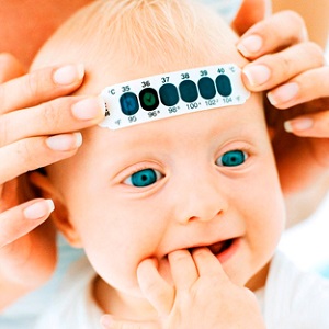 Mẹ sử dụng miếng dán đo nhiệt độ cho bé