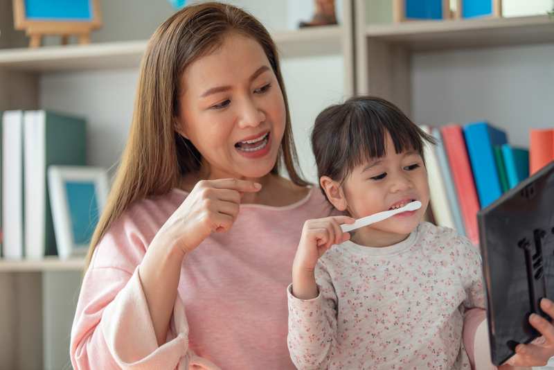 Những câu hỏi về việc chăm sóc răng miệng cho bé