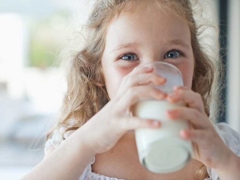 Có nên cho trẻ uống sữa tăng chiều cao không