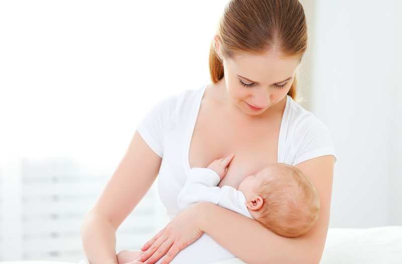 cho bé bú sữa đúng cách để tránh bé bị trào ngược thực quản
