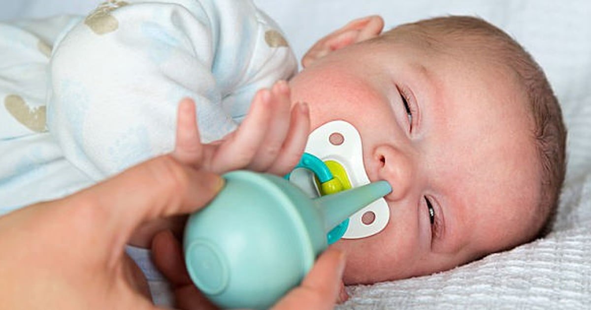 Hút mũi là phương pháp để giúp các bé thông thoáng đường thở