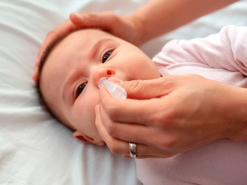 Có thể dùng nước muối sinh lý vệ sinh mũi cho bé nếu dịch không nhiều