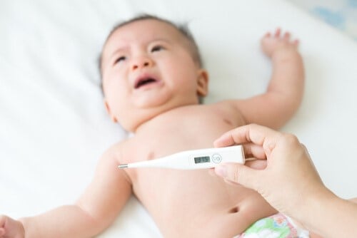 Khi trẻ sơ sinh bị sốt phải làm sao?