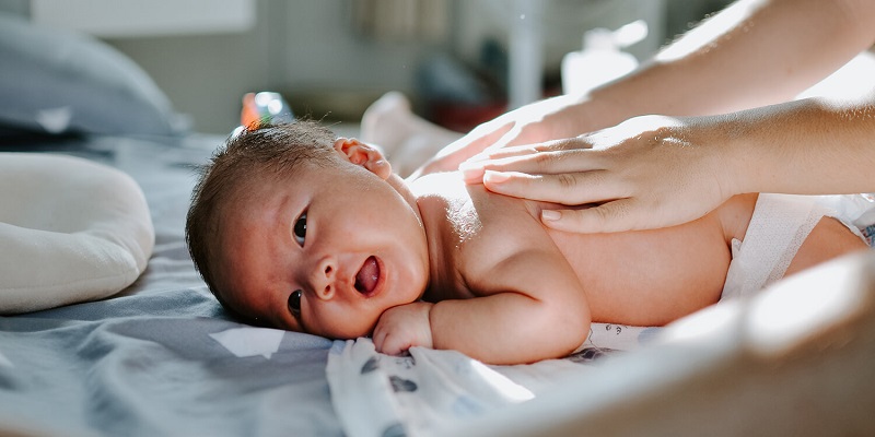  Mát-xa cho trẻ sơ sinh mang lại nhiều lợi ích tốt 