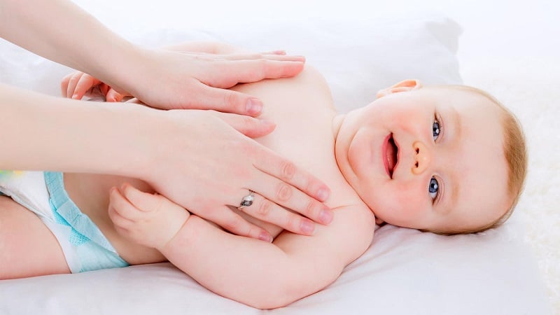 Massage bụng không chỉ giúp bé ngủ ngon mà còn làm giảm các vấn đề tiêu hóa 