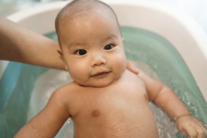 Những câu hỏi thường gặp về việc tắm trẻ sơ sinh chưa rụng rốn