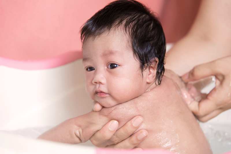 Cách giúp trẻ sơ sinh cảm thấy dễ chịu khi tắm