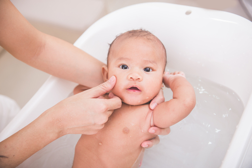 Cách tắm cho trẻ sơ sinh chưa rụng rốn đơn giản mẹ cần biết