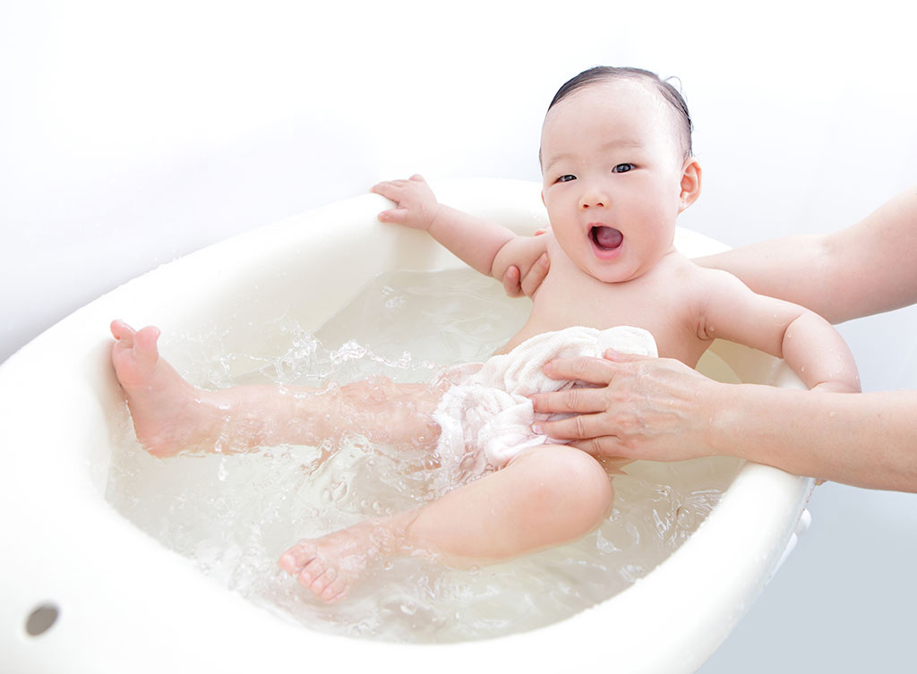 Những điều cần biết khi tắm cho bé - HUGGIES® Việt Nam